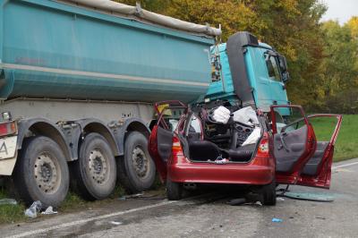 Pkw wendet auf Bundesstrasse und stoesst mit Sattelzug zusammen bei Schwieberdingen